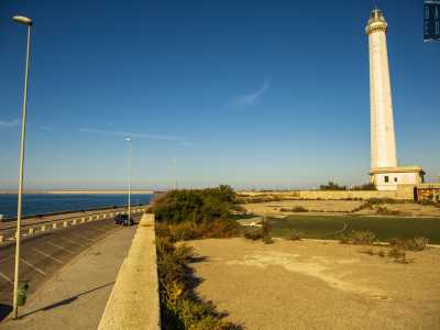 Ci ritroviamo cos� su una superficie all�aperto leggermente sopraelevata rispetto al lungomare Starita. Alla nostra sinistra si staglia il blu dell�Adriatico, mentre di fronte a noi ecco il Faro, che ci guarda dall�alto dei suoi 62,4 metri di altezza